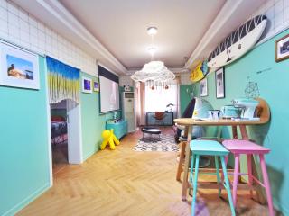 Chengdu city center Tianfu Square Kuanzhai Alley People's Park subway post-modern design 85 square meters 2 bedrooms 1 living room design B&B HD cinema family suite - Chengdu - 5