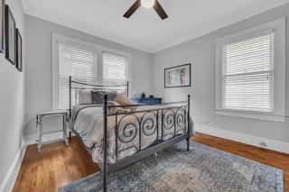 1920s Bungalow with King bed WIFI Fenced backyard - 8