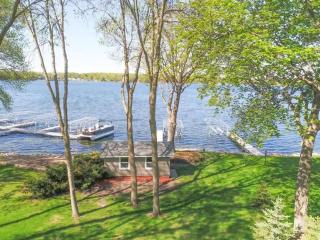 Immerse in Luxury Grand 5BR Lakefront Haven Views - 3