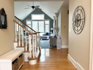 Immerse in Luxury Grand 5BR Lakefront Haven Views - 9