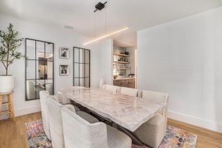 Elegant Townhouse W Gym, Sauna & Movie Room - 2