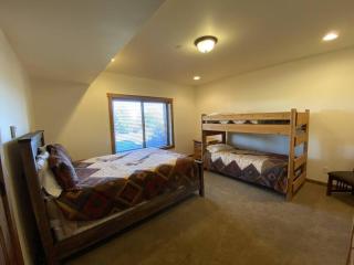 Beautiful Lake-Side 5 Bedroom Lodge - 6