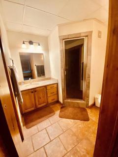 Beautiful Lake-Side 5 Bedroom Lodge - 2