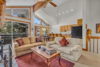 Central Park City Getaway with Private Hot Tub - 5