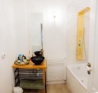 Homey Luxury- entire house, free parking, yard - 2