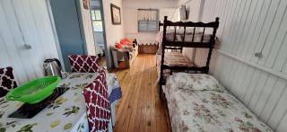 CASA de 2 quartos com 2 ares-condicionados em TORRES-RS - Na mais bela praia Gaúcha - Cozinha - Banheiro - TV smart 32 e Wi-Fi - Estacionamento - Anfitriã Superhost no BnB - 2