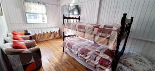 CASA de 2 quartos com 2 ares-condicionados em TORRES-RS - Na mais bela praia Gaúcha - Cozinha - Banheiro - TV smart 32 e Wi-Fi - Estacionamento - Anfitriã Superhost no BnB - 3