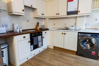 Charming 3BR House - Perfect for Group Stays - 3