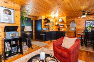 Rock N Roll Lake Haus - 9