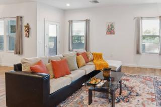 Taste of Tucson Getaway with 3 King beds and views of Silverbell golf course and mountains - 4