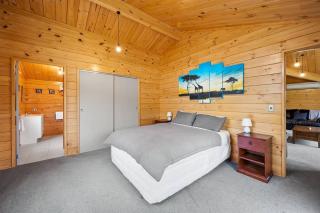 Family Stays very private close to Park with a Games Room Sleeps 10 - 5