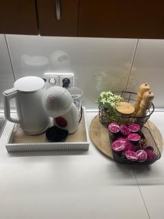 Spacious Apartment near City Center with Balcony and Garage Parking - Prague - 8