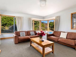 Wanaka close to town with large Outdoor living space Sleeps 9 - 2