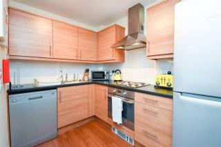 City Centre Apartment with Free Parking, Self Check-In, Sky TV and Fast WiFi by Yoko Property - 4