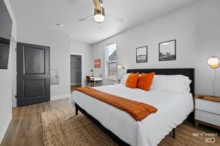 Cozy Luxury Apt, Gym, King Bds, Comfy Sectional - 7