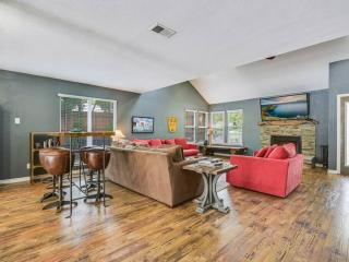 Great Pool House with Modern Design Touches! - Austin - 9