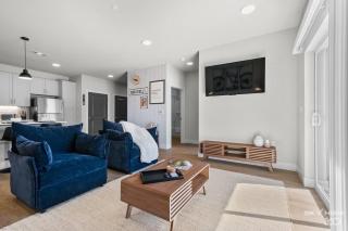 Trails End Here, King Bds, Gym, Furnished Lux Apt - 0