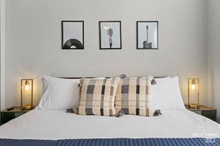 Music-themed Apt Near Uark, Amp, King Beds, Pool - Rogers - 6