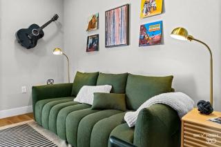 Music-themed Apt Near Uark, Amp, King Beds, Pool - Rogers - 5