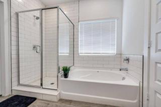 Mins from Downtown Cool Indoor Games Work Space - 3