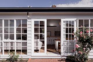 Sandy Bay splendour - Steps from the seaside - Sandy Bay - 0