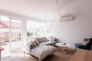 Sandy Bay splendour - Steps from the seaside - 8