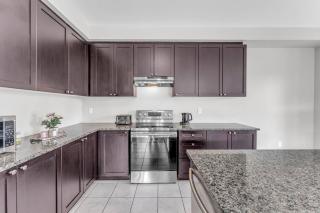 Luxurious & Bright 4 Bedrooms and Den Corner House - Cambridge - 5