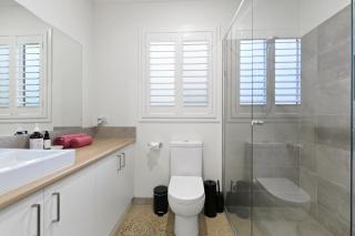 Kismet 3 bedroom luxury townhouse secure back yard walk to the beach and shops Family friendly Double garage parking WIFI - Ocean Grove - 4