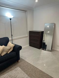 Warm, new and affordable room for couples or single if no one booked in other two room you will stay in the whole house by your self - West Hoxton - 2
