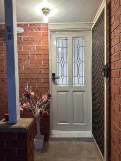 Warm, new and affordable room for couples or single if no one booked in other two room you will stay in the whole house by your self - 1