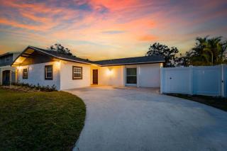 Sleeps 17! Beach & Heated Pool, 10 minutes to all Tampa attraction! - 5
