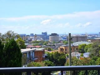 Stylish Sophistication with Leafy Newcastle Views! - Newcastle - 9