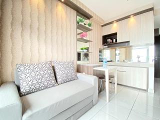 Chic and Cozy 2BR at Mekarwangi Square Cibaduyut Apartment By Travelio - 4