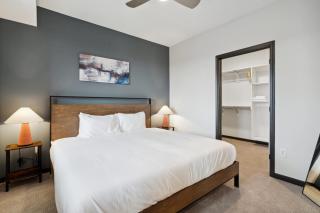 CozySuites Mass w parking lounge & roof deck #26 - Indianápolis - 5