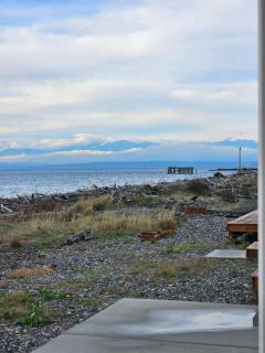 Modern Beachfront Stay at the Admiralty Retreat - 4