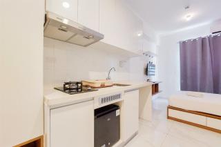 Warm Studio at 38th Floor Sky House Alam Sutera Apartment By Travelio - 4