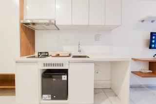 Warm Studio at 38th Floor Sky House Alam Sutera Apartment By Travelio - 3