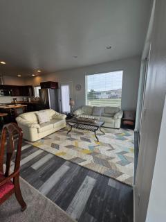 Modern Beachfront Stay at the Admiralty Retreat - 8