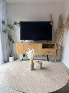 Luxury And Serene 2 Bed Near CBD With Parking - 1