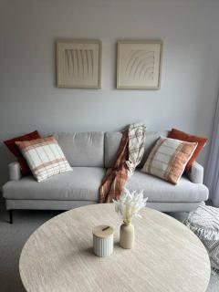 Luxury And Serene 2 Bed Near CBD With Parking - Christchurch - 1