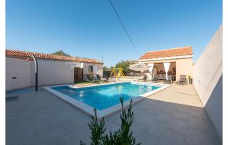 Three-Bedroom Holiday Home In Galovac - 3