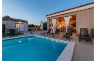 Three-Bedroom Holiday Home In Galovac - 2