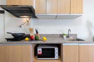 617A Condotel Near Airport &Mall with Pool,Gym,Netflix - 2