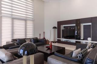 Private Pool & Direct Beach Access-4BDR Villa - Dubai - 2