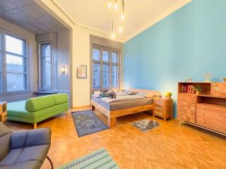 NEW! Huge Luxury 5BR Condo in Central Budapest - Rose House - Budapest - 0