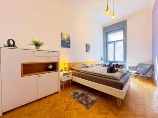 NEW! Huge Luxury 5BR Condo in Central Budapest - Rose House - Budapest - 3