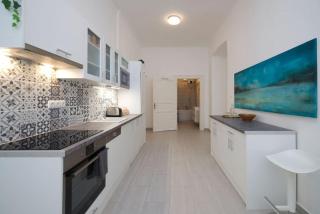 Spacious Apartment nearby Parliament - Budapest - 3