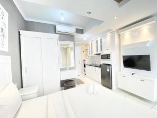 Nice Studio Room at Grand Asia Afrika Apartment By Travelio - 6