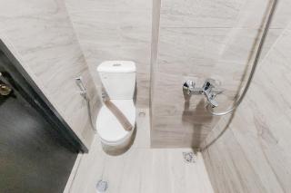 Homey and Cozy Living Studio at Collins Boulevard Apartment By Travelio - Tangerang - 5