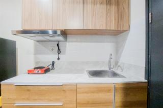 Homey and Cozy Living Studio at Collins Boulevard Apartment By Travelio - 2